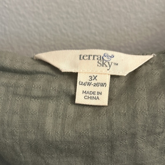 Women’s plus size top - Picture 2 of 4